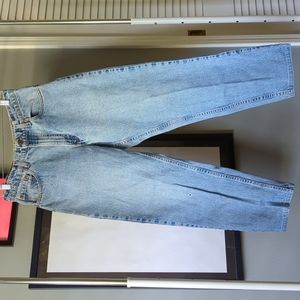 VTG Levi's 550s. High waist, straight fit. 💯 cotton.